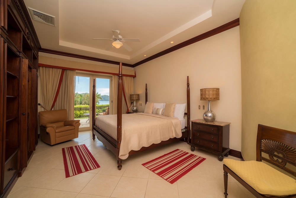 Bella Vista 4E - 3 bdr 3 1 2 Family view 2