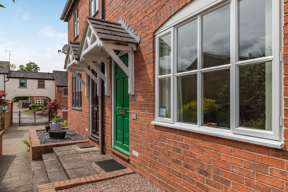 Crewe Vacations - 4 Aldelyme Court - Property Image 1