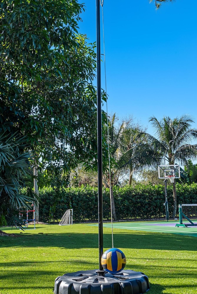 Luxurious 6-Bedroom Villa with Pool & Games