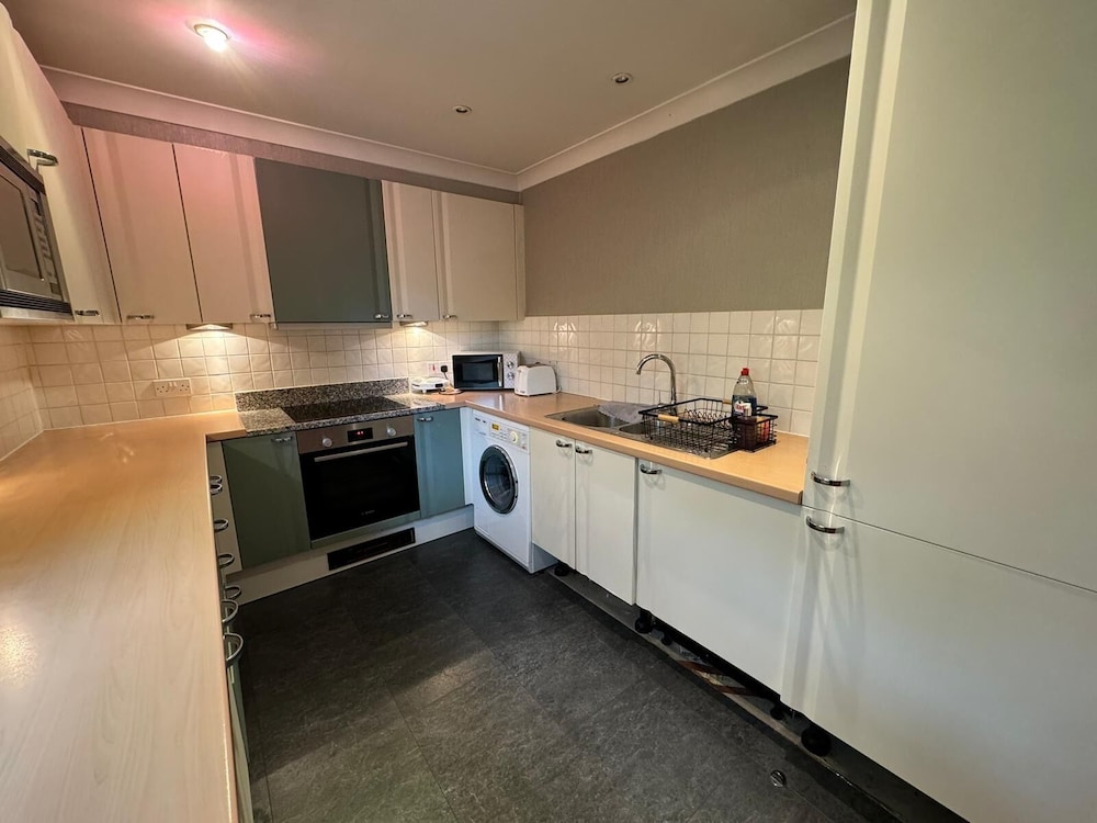 Luxury Apartment In London - Pool Spa & Gym