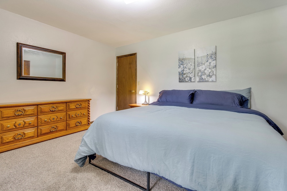 9 Mi to Downtown Rushville: Cozy Getaway w/ Grill