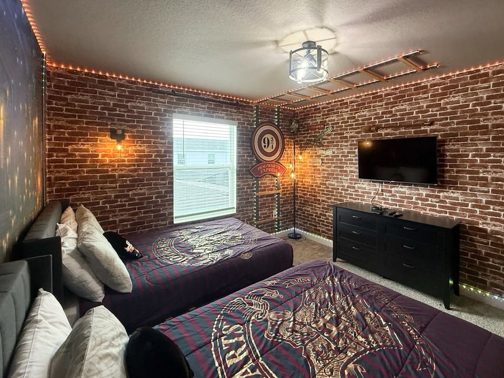 Contemporary Townhouse w Pool BBQ Sleeps 12