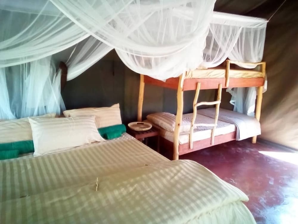 Mophy  Budget  Safari  Lagoon  Camp view 3