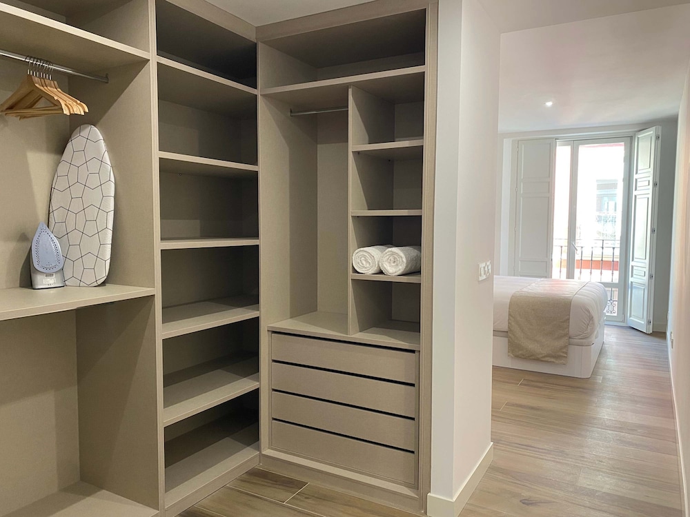 w Trendy 2BR w Sunny Terrace in Chueca