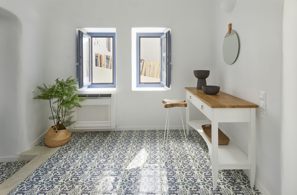 Luna Santorini Suites