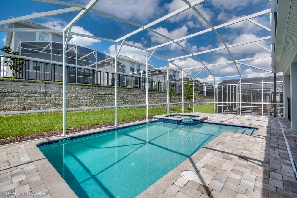 Champions Gate 8 Bedroom - Image 3