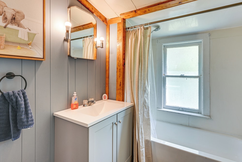 3 Mi to Dtwn Saginaw: Cozy Family Home w/ Yard!