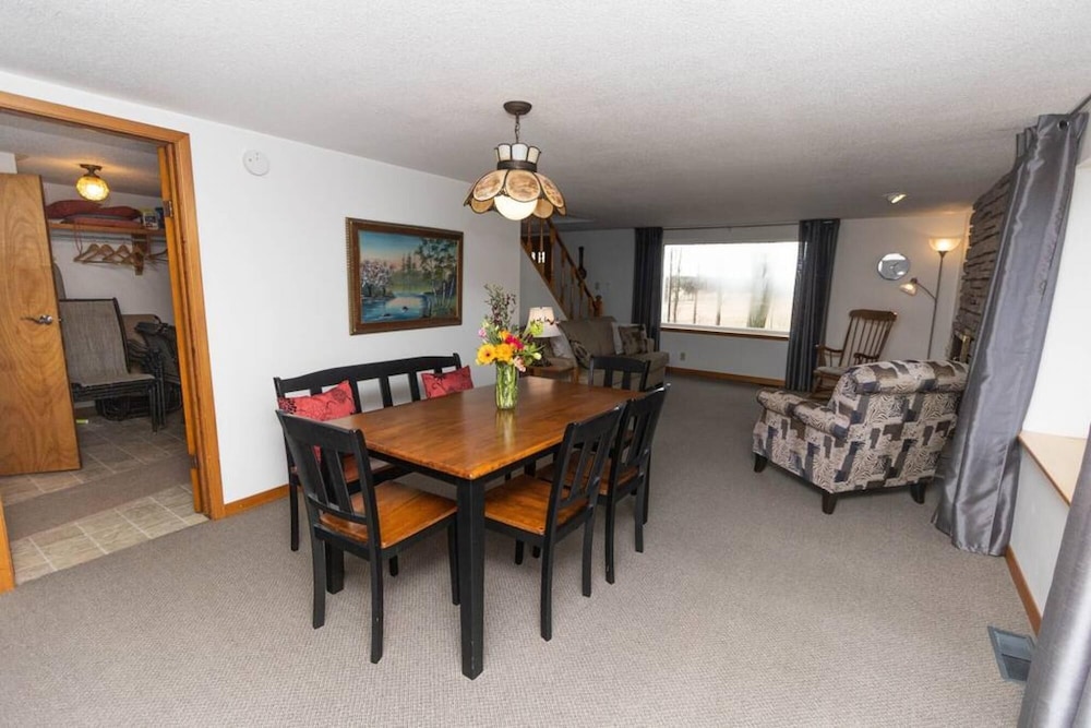Farmhouse PEC - Centrally Located in PEC