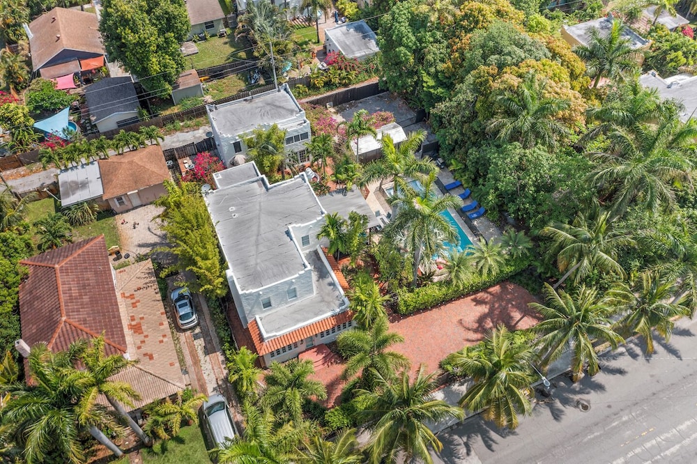 2 Mansions Pool Garden & BBQ Sleeps 22-8 BR