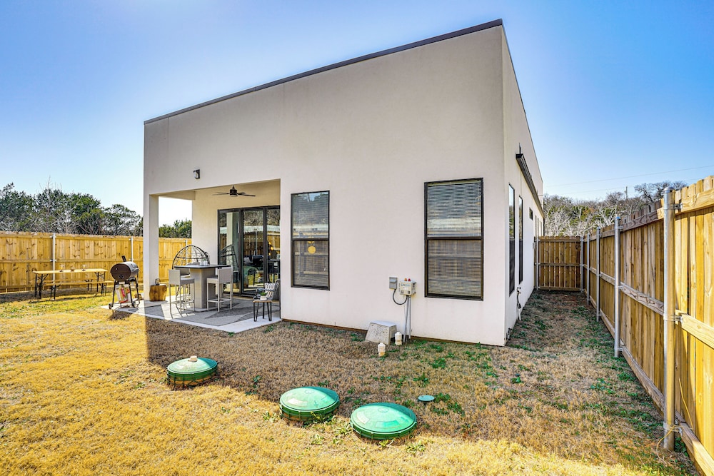 Walk to Lake: Modern Pet-friendly Home in Granbury