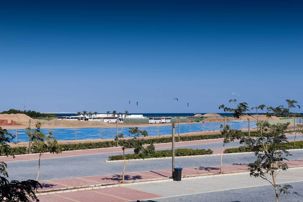 Xuru Stays I Sparky & Summery 2 BDR @ Mangroovy Free Beach & Pool Access