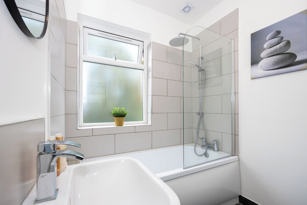 Cosy 4 Bed Townhouse Near Keele University and Royal Stoke Hospital
