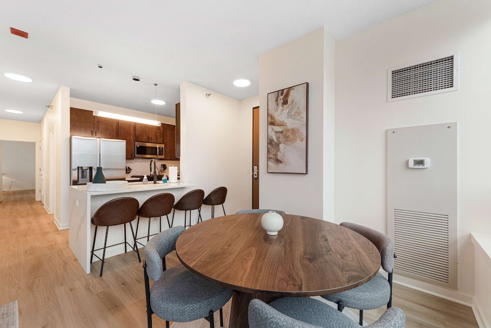 Brand-new 3BR City Views Prime West Loop Spot