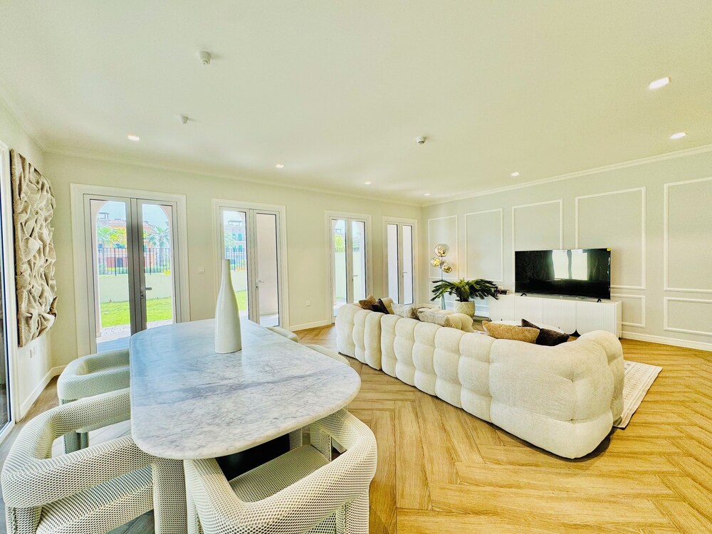 Venduras - Spacious 4BR Villa in La Mer