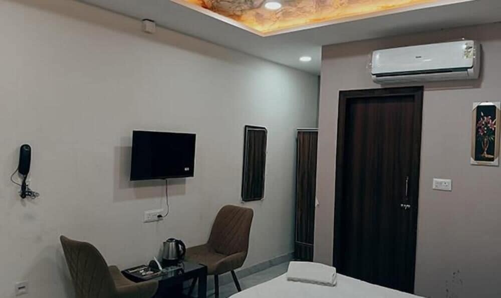 Fabhotel Red Pepper