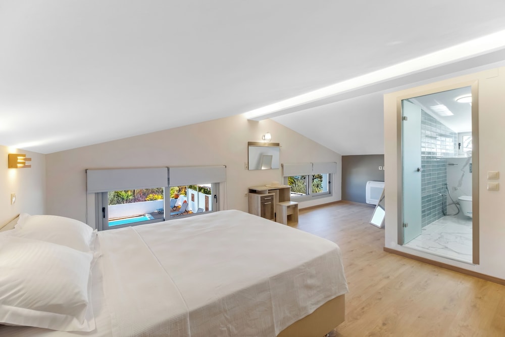 Villa Oasis in Nikiana - Sleep 6 - Pool - Hot Tub