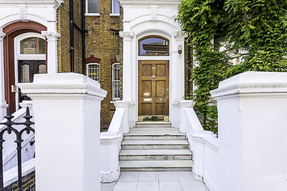 Well-designed Chelsea Flat