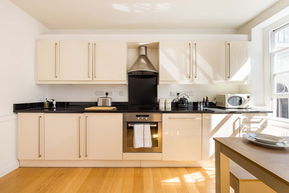 Contemporary Apartment in Central Bloomsbury