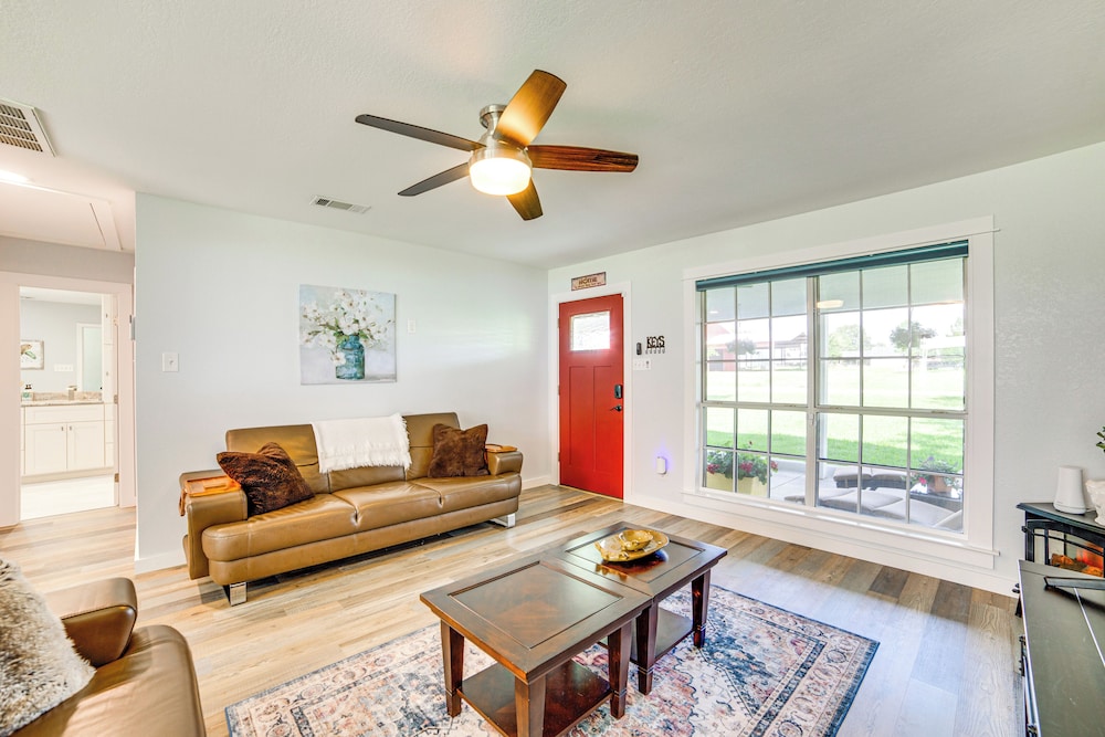Lake Tawakoni Access + Hot Tub - Wills Point Home!