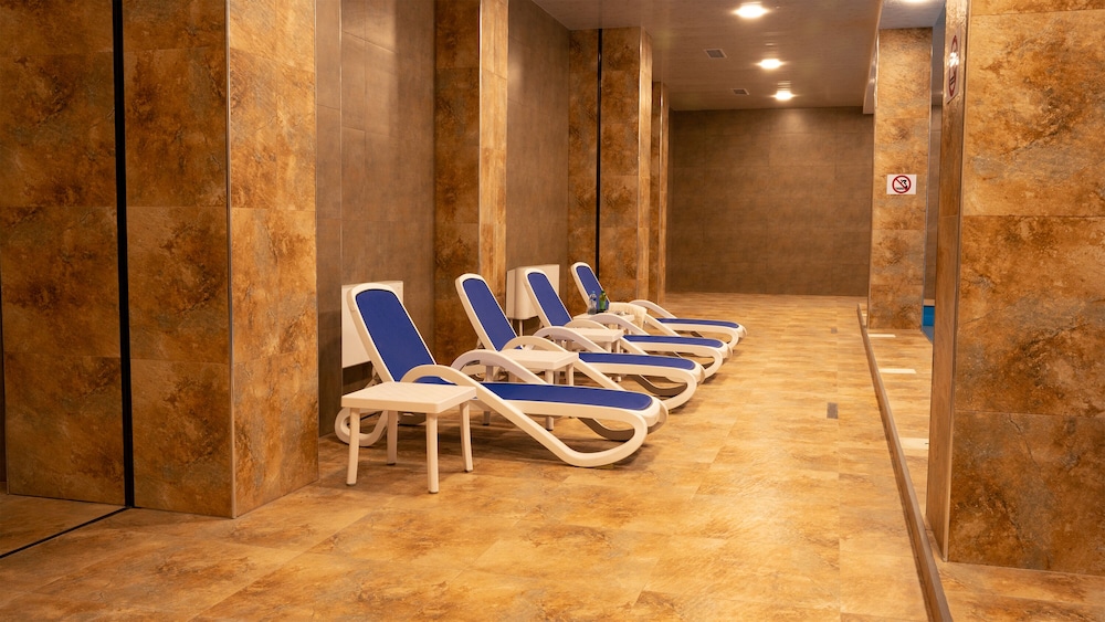 Spacious 1BR Pool & Sauna