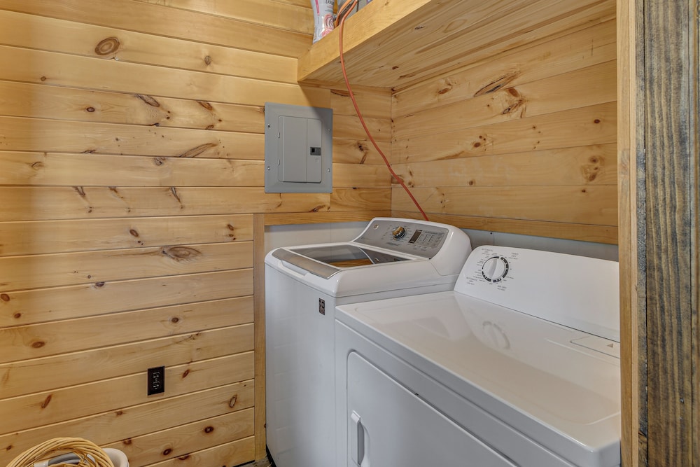 Luxe Cabin Compound 4 Mi to Cameron State Forest!