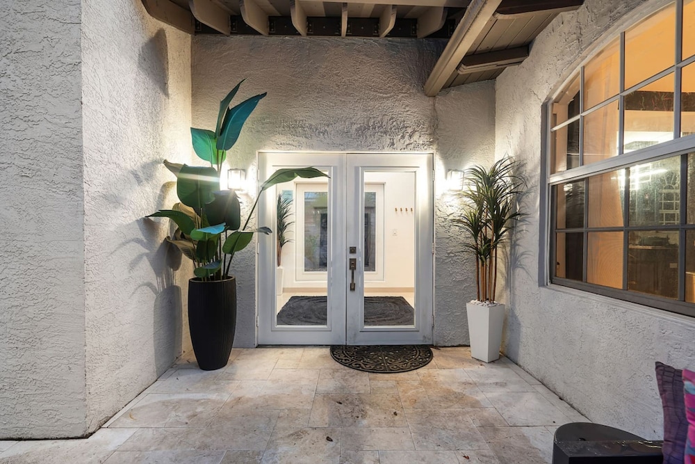 Luxe 5BR 4BA Heated Pool 10 Min to Beach BBQ