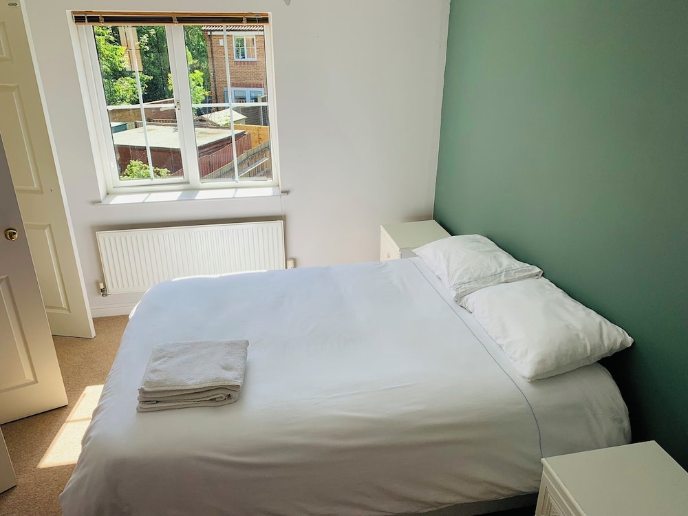 Beautiful 2-bed Villa in Coventry view 3