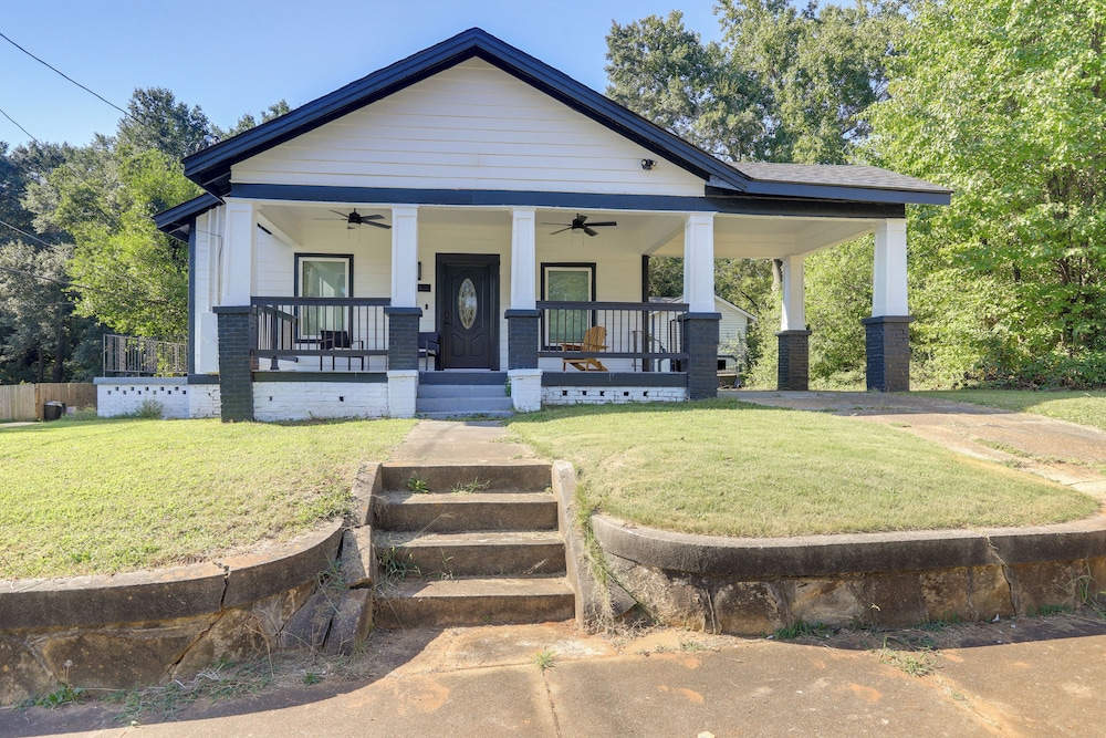 9 Mi to Dtwn Atl: Pet-friendly Apt w/ Yard