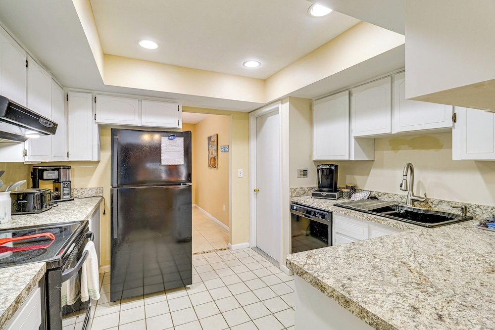 1 Mi to Dtwn Stuart: Bright Home w/ Pool & Spa!