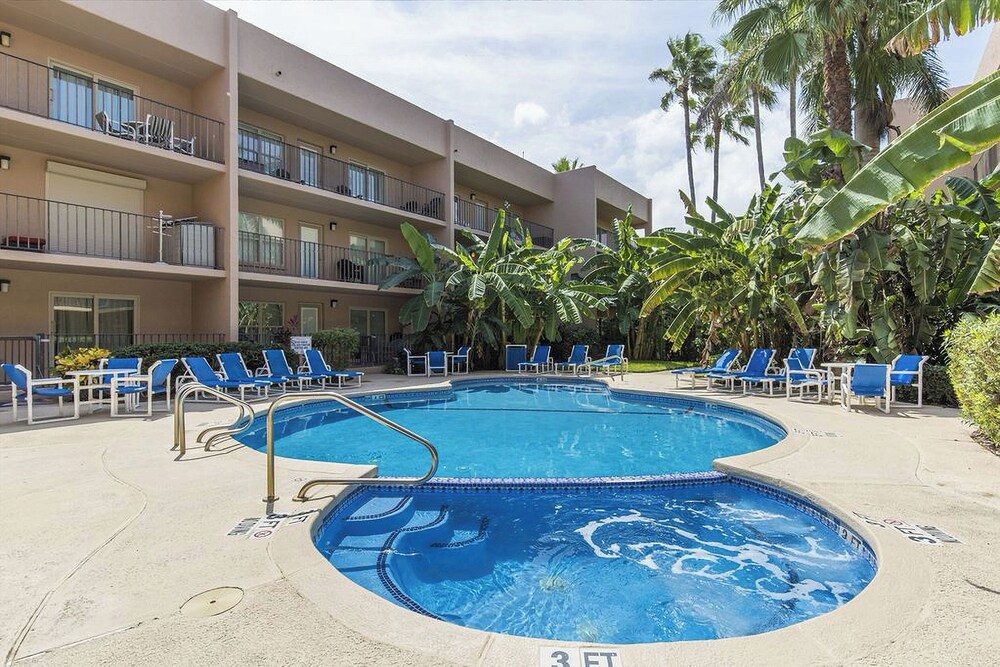 Walk to Beach: Condo w/ Pool Access in Texas!