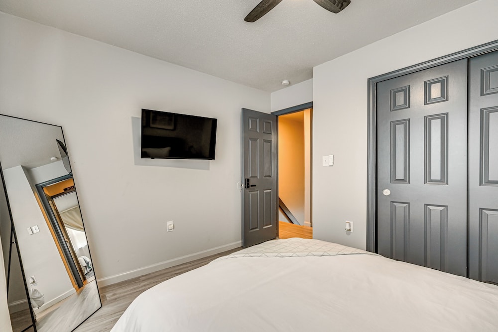 Townhome 1 Mi to Colt Park & Industrial District!