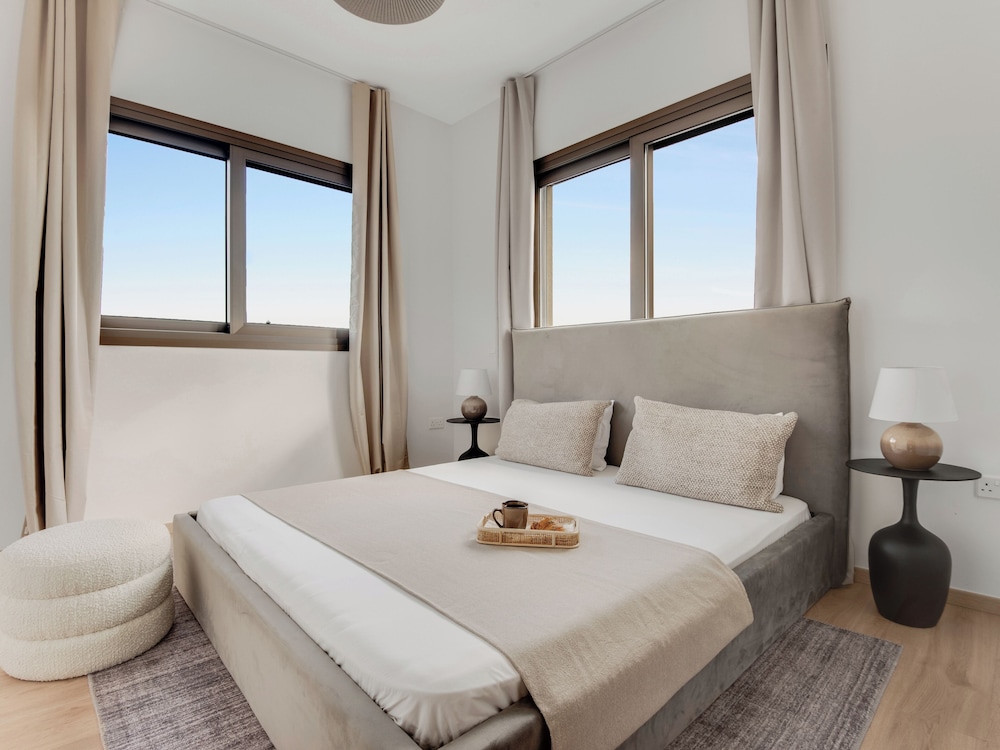 Sanders Palama - Nice 2-bdr. Apt. With Balcony