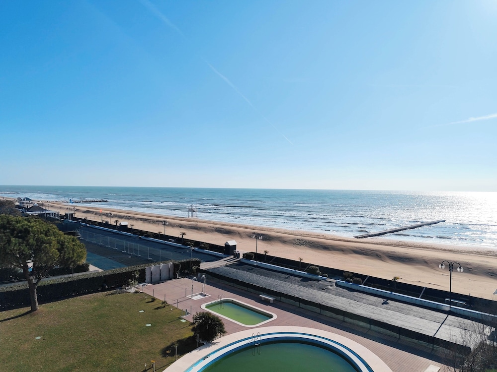 Spacious Flat With Balcony by the sea