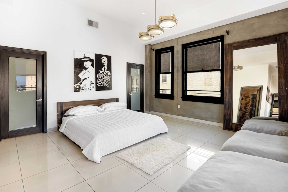 Skyline Lofts by Avantstay: a Multi-level Industrial-chic Retreat in Dtla With Rooftop Views, Soaring Ceilings & Steps to Dining, Music & Culture