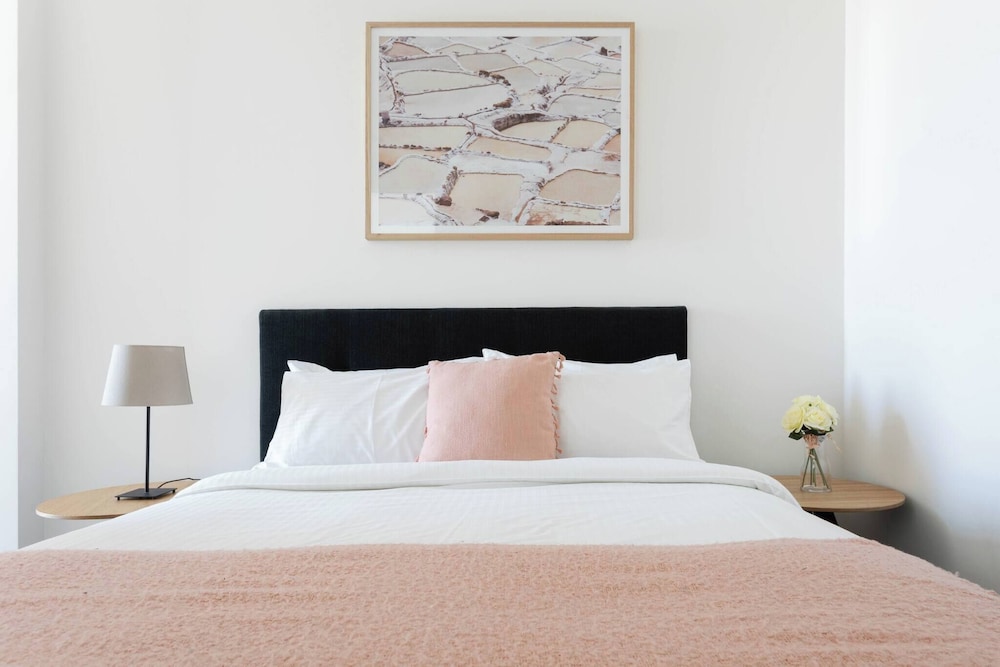 Southbank 2BR High City Views Enjoy Wine, Gym, Pool, Wifi