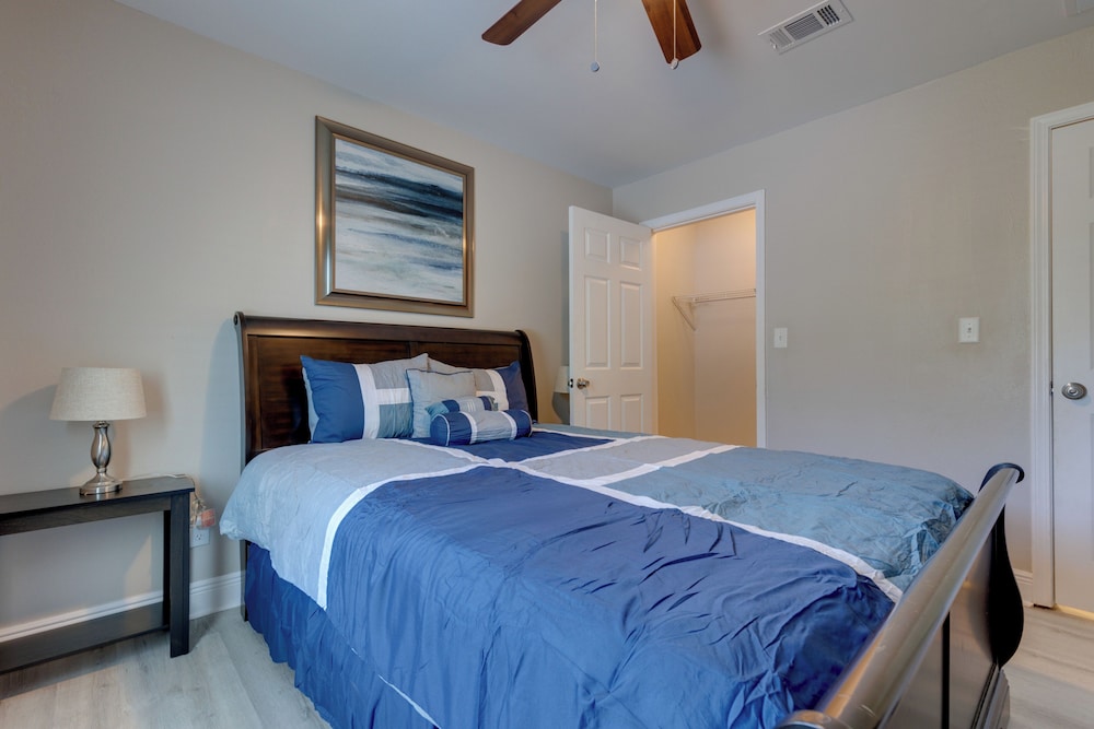 Dog-friendly Pensacola Duplex ~ 7 Mi to Downtown view 5
