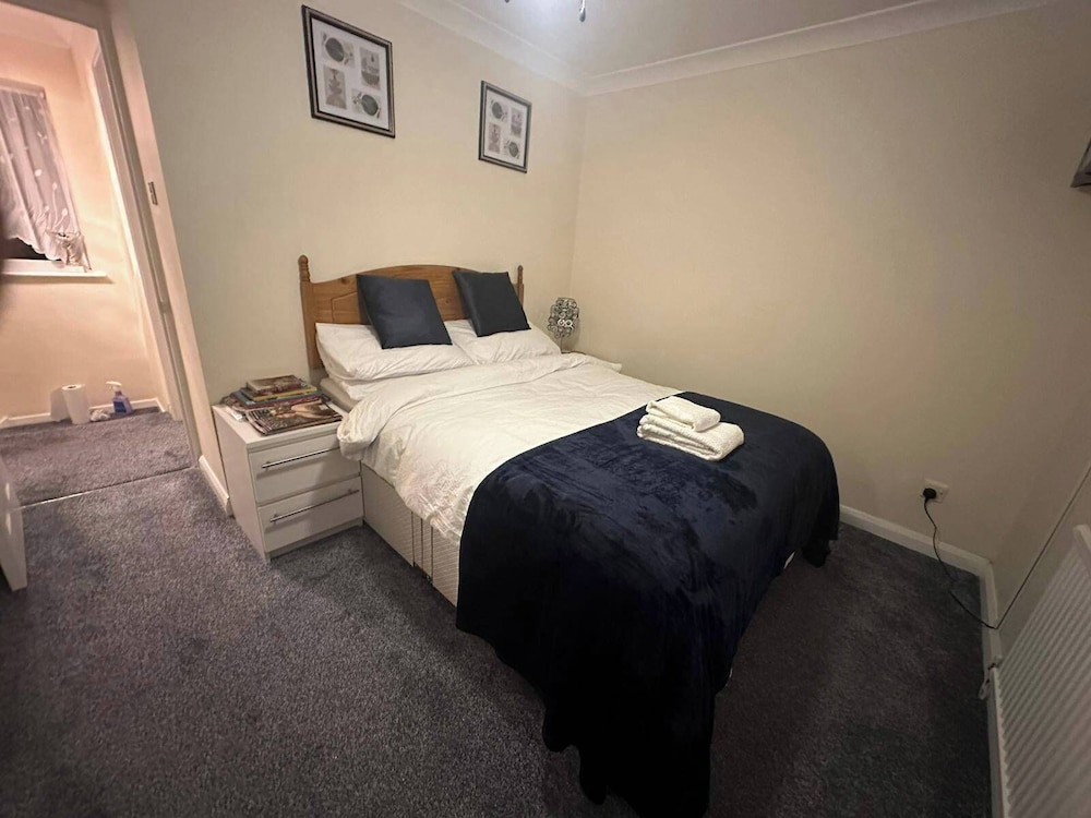 4 Bedroom Seaside House in Clacton-on-sea Sleeps 8