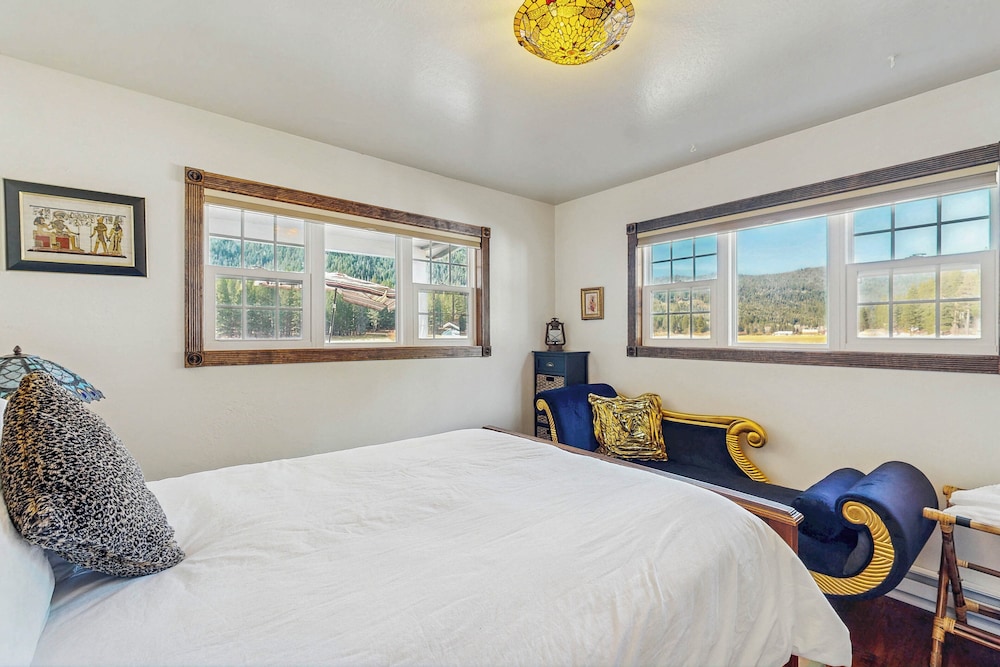 Unique 3br: Mountain Views, Hot Tub & Wood Stove