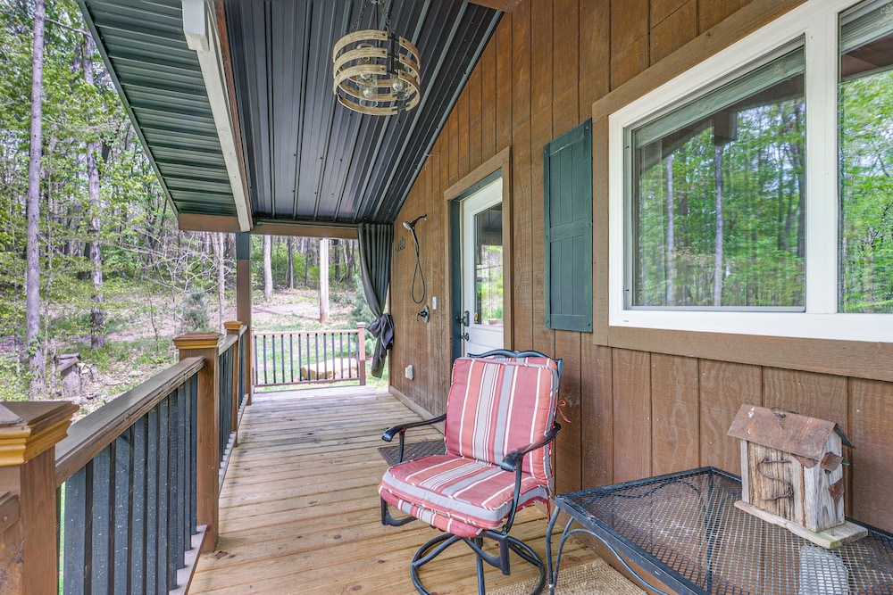 Secluded Cabin w/ Hot Tub in Hocking Hills