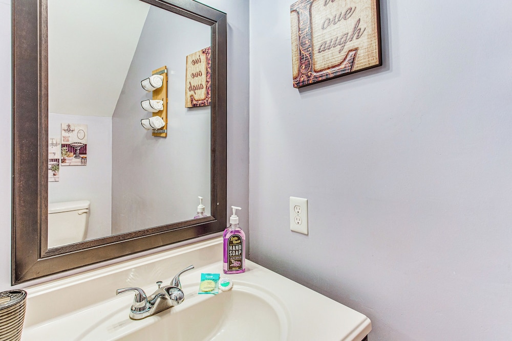 Walk to Ocean: Myrtle Beach Townhome w/ Patio
