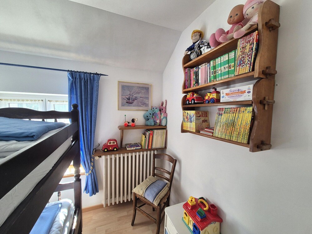 Spacious Family Home Near the Sea