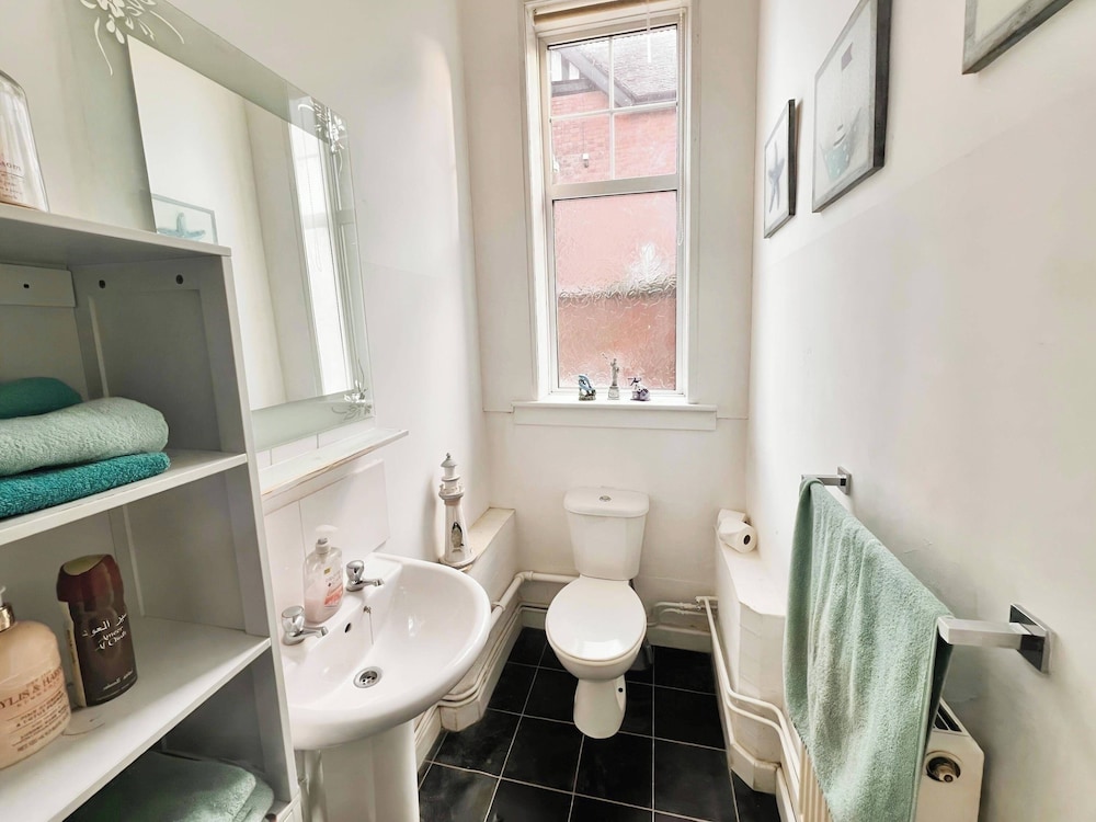 Hottub-garden-parking-sleeps10-10mintotown