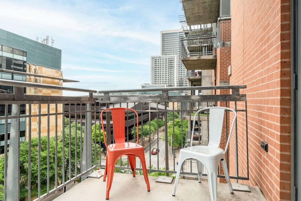 Austin Fabulous 1BD 1BA Downtown Apartment view 3