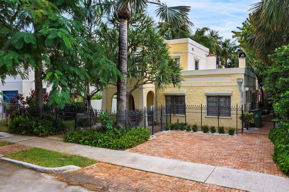 Las Olas Oasis by Avantstay Minutes to the Beach Hot Tub