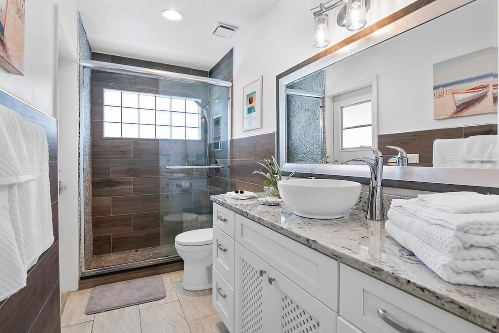 Luxury Heated Pool Home on Saltwater Canal w Tiki