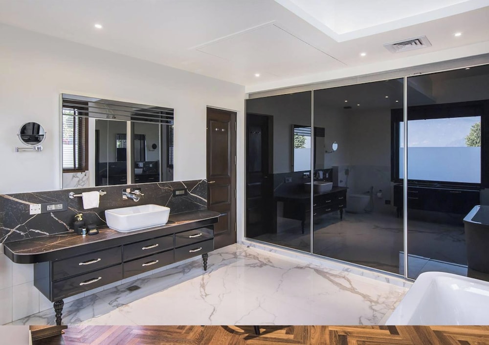 A Majestic and Luxurious Villa Overlooking the Ganges