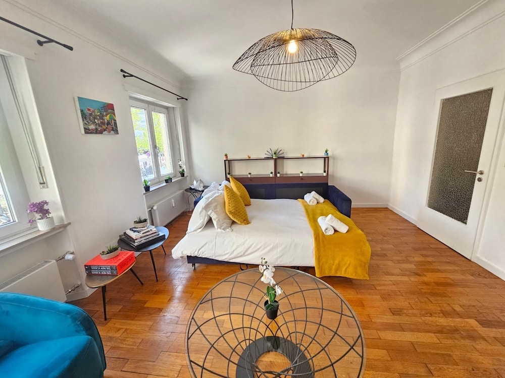 Ideal city stay 1BR near train station