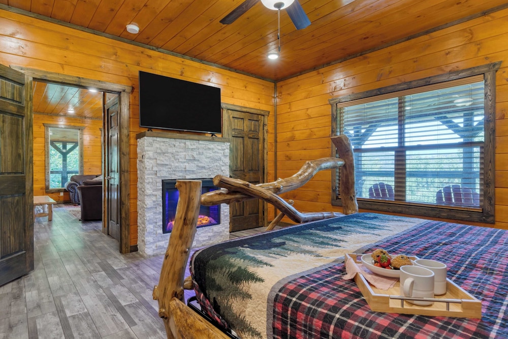 Indoor Pool, Theater, Hot Tub & Mountain Views Near Dollywood Crimson Crest by Avantstay