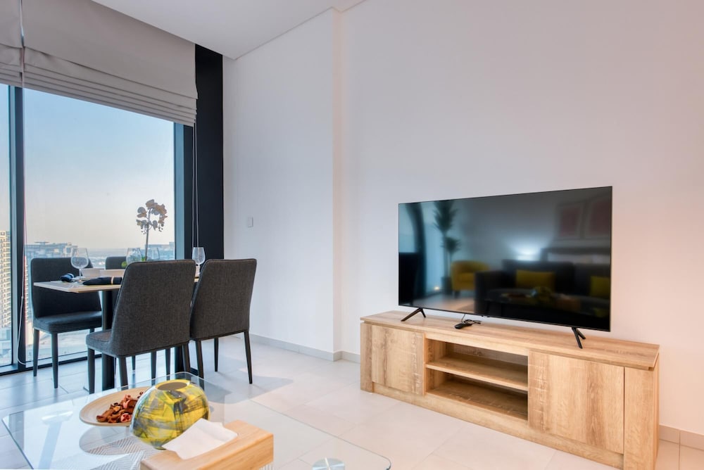 Stylish Studio w Dubai Canal Vw in Business Bay