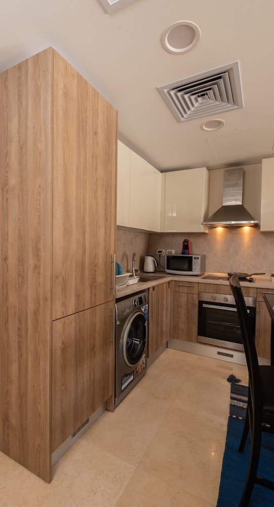 Xuru Stays I Exotic 1bdr w/ Outdoor Terrace Pool & Beach Access